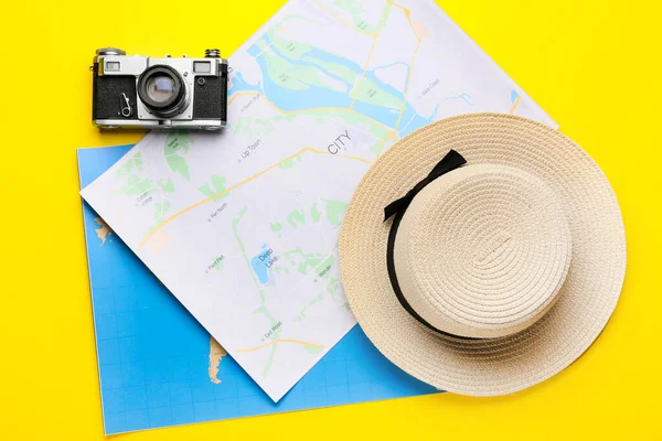 黄色背景的世界地图 照相相机和帽子 — 图库照片