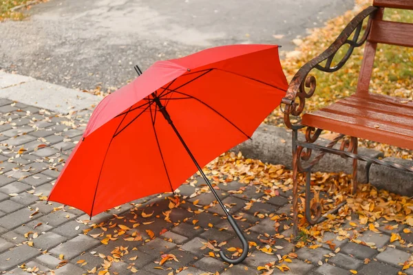 Stilvoller Heller Regenschirm Neben Bank Park — Stockfoto