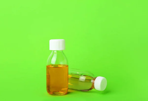 Бутылки Сиропа Кашля Зеленом Фоне — стоковое фото
