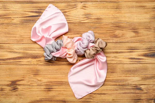 Bufanda Seda Con Diferentes Scrunchies Sobre Fondo Madera — Foto de Stock