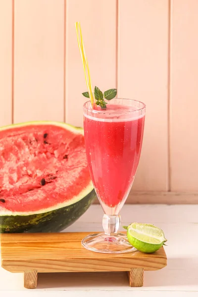 Vaso Sandía Fría Fresco Sobre Mesa Sobre Fondo Madera Rosa — Foto de Stock