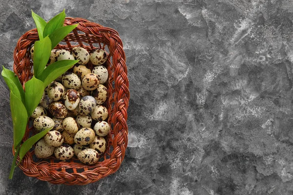 Rieten Mand Met Verse Kwarteleitjes Plantentak Grunge Ondergrond — Stockfoto