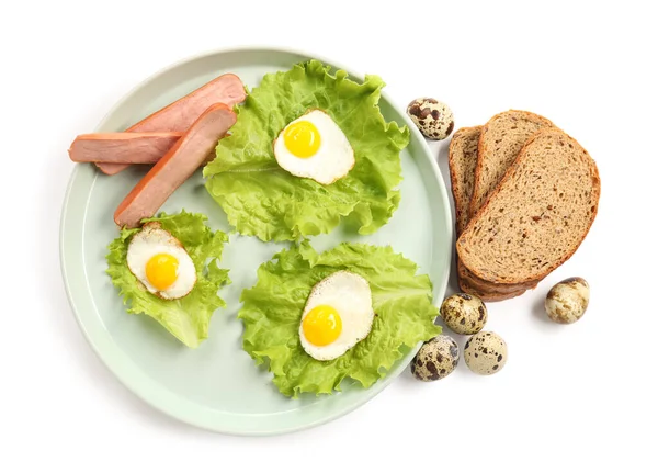 白い背景においしい揚げウズラの卵とソーセージとプレート — ストック写真