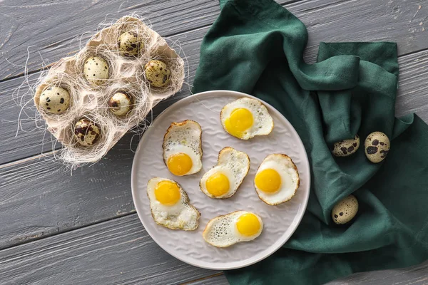Plate Fried Raw Quail Eggs Dark Wooden Background — Stock Photo, Image