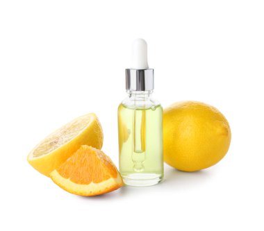 Beyaz arka planda izole edilmiş bir şişe turunçgil serumu.