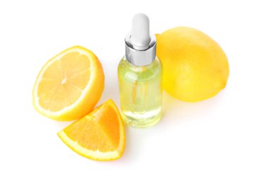 Beyaz arka planda izole edilmiş bir şişe turunçgil serumu.