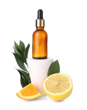 Beyaz arka planda narenciye serumuyla kompozisyon