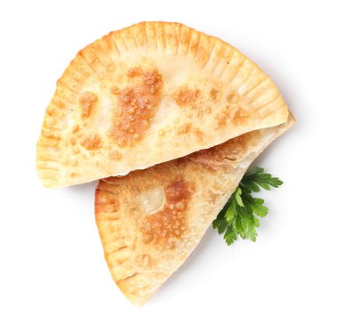 Beyaz arka planda maydanozlu lezzetli cheburekler