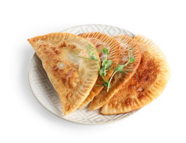 Beyaz arka planda lezzetli chebureks ve lahanalı tabak