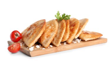 Beyaz arka planda lezzetli chebureks, maydanoz, domates ve deniz tuzu olan bir pano.