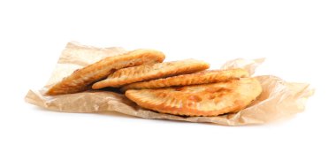 Beyaz arkaplanda lezzetli cheburekler bulunan fırın kağıdı