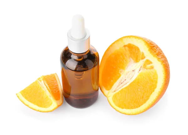 白い背景に柑橘系の血清と新鮮なオレンジのボトル — ストック写真