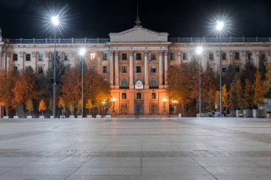 Geceleri boş şehir meydanı