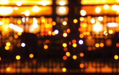 Gece parlayan ışıklarla binanın bulanık görüntüsü