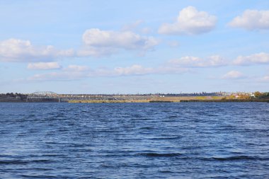 Bulutlu bir günde güzel nehir ve köprü manzarası