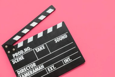 Pembe arka planda film alkışlaması