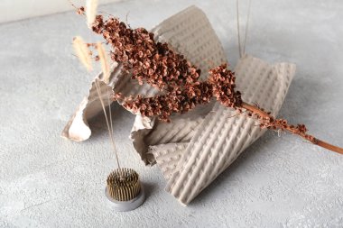 Kenzan için ikebana ağaç dalı, dikenler ve beyaz arkaplan üzerine kağıt