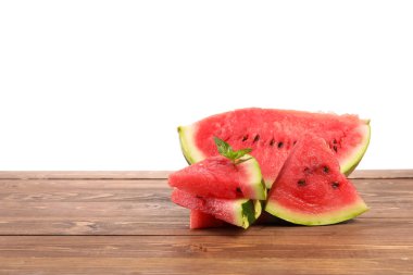 Tahta masada beyaz arka planda olgun karpuz dilimleri