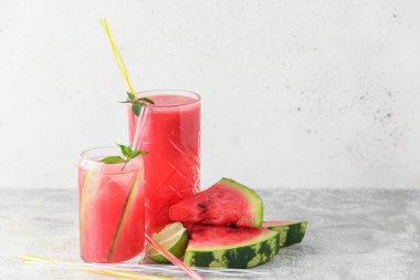 Hafif arka planda soğuk karpuzlu bardaklar.