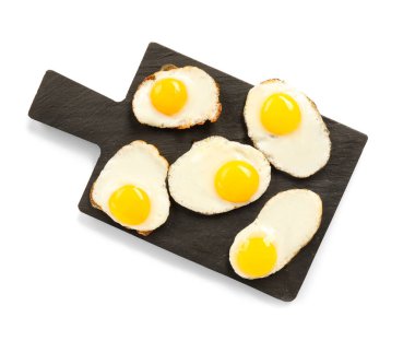 Beyaz arka planda izole edilmiş lezzetli bıldırcın yumurtalarıyla kaykay tahtası.