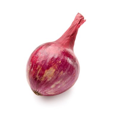 Beyaz arkaplanda izole edilmiş taze kırmızı soğan