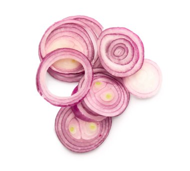 Beyaz arkaplanda kırmızı soğan halkaları