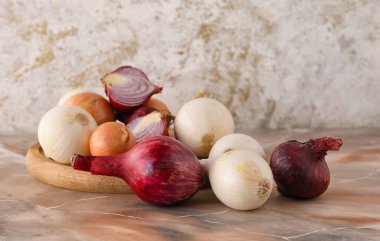 Masada taze soğanlı ahşap tahta.