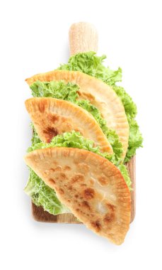 Beyaz arka planda lezzetli chebureks ve marul olan tahta