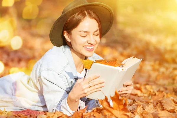 Mulher Bonita Lendo Livro Interessante Parque Outono — Fotografia de Stock