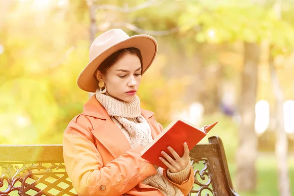 Belle Jeune Femme Assise Sur Banc Livre Lecture Dans Parc — Photo