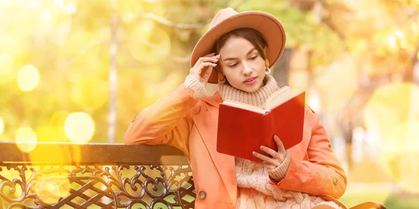 Mulher Bonita Sentada Banco Livro Leitura Parque Outono — Fotografia de Stock