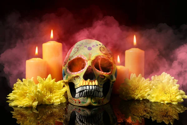 墨西哥死者纪念日 Dia Muertos 的头盖骨 蜡烛和深色背景的花朵 — 图库照片
