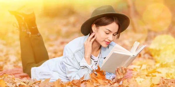Mulher Bonita Lendo Livro Interessante Parque Outono — Fotografia de Stock
