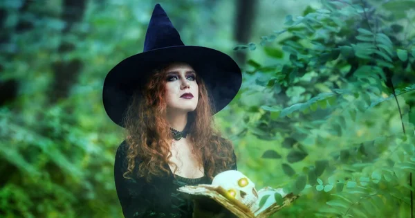 Молодая Ведьма Книгой Заклинаний Черепом Зеленом Лесу — стоковое фото