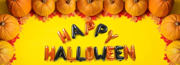 Tekst Happy Halloween Gemaakt Van Ballonnen Pompoenen Herfstbladeren Gele Achtergrond — Stockfoto