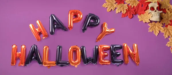 Szöveg Happy Halloween Készült Léggömbök Őszi Levelek Koponya Lila Alapon — Stock Fotó