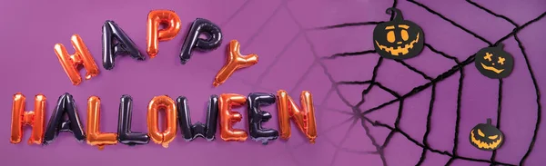 Text Happy Halloween Gjord Ballonger Papperspumpar Och Spindelnät Violett Bakgrund — Stockfoto