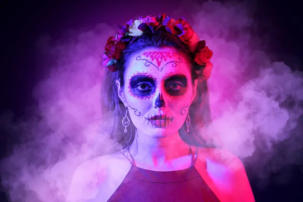 年轻女子的脸被漆成骷髅在黑暗的背景下 墨西哥阵亡将士纪念日 Dia Muertos — 图库照片