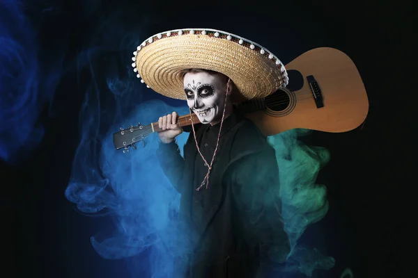 メキシコの死者の日 Dia Muertos のために顔に頭蓋骨を描いた若い男と暗い背景を背景にギター — ストック写真