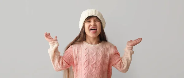 Sorridente Bambina Abiti Invernali Sfondo Chiaro — Foto Stock