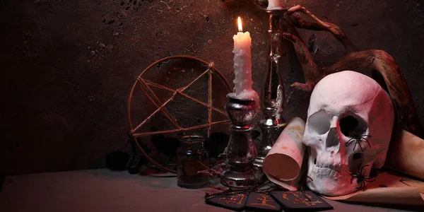 黑暗背景下仪式的骷髅和魔法属性 — 图库照片