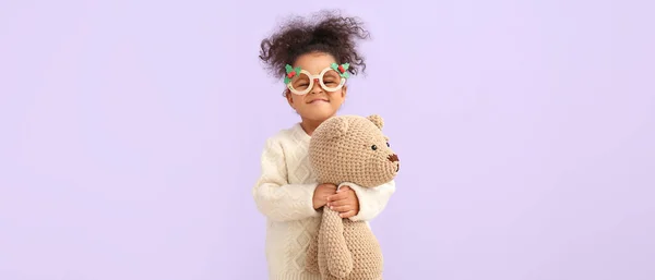 Мила Афро Американська Дівчинка Іграшковим Ведмедиком Силацькому Тлі — стокове фото