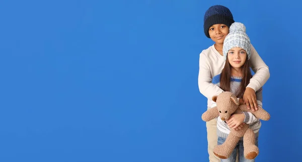 Söta Barn Vinterkläder Blå Bakgrund Med Utrymme För Text — Stockfoto