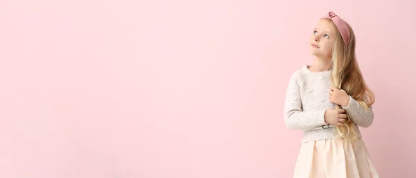 Söpö Pieni Tyttö Lämpimissä Vaatteissa Vaaleanpunaisella Taustalla Jossa Tilaa Tekstille — kuvapankkivalokuva