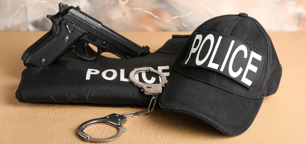 Uniforme Policial Com Arma Algemas Mesa — Fotografia de Stock
