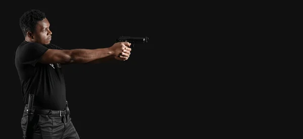 Policial Afro Americano Com Arma Fundo Escuro Com Espaço Para — Fotografia de Stock