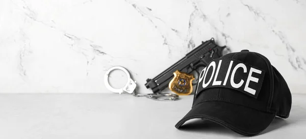 浅色背景上的警察 枪支和手铐帽 有文字空间 — 图库照片