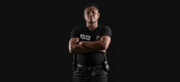 Oficial Policía Afroamericano Con Brazos Cruzados Sobre Fondo Oscuro —  Fotos de Stock