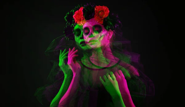 墨西哥死亡日 Dia Muertos 年轻女子的脸被漆成骷髅 背景为黑色 — 图库照片