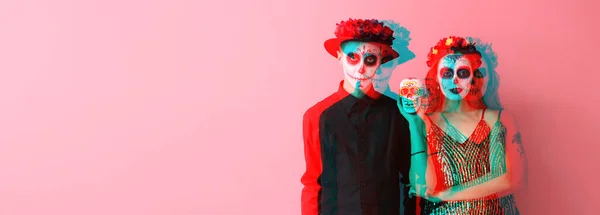 墨西哥死节 Dia Muertos 一对年轻的夫妇在粉红的背景下 在脸上画了骷髅 并留有文字空间 — 图库照片